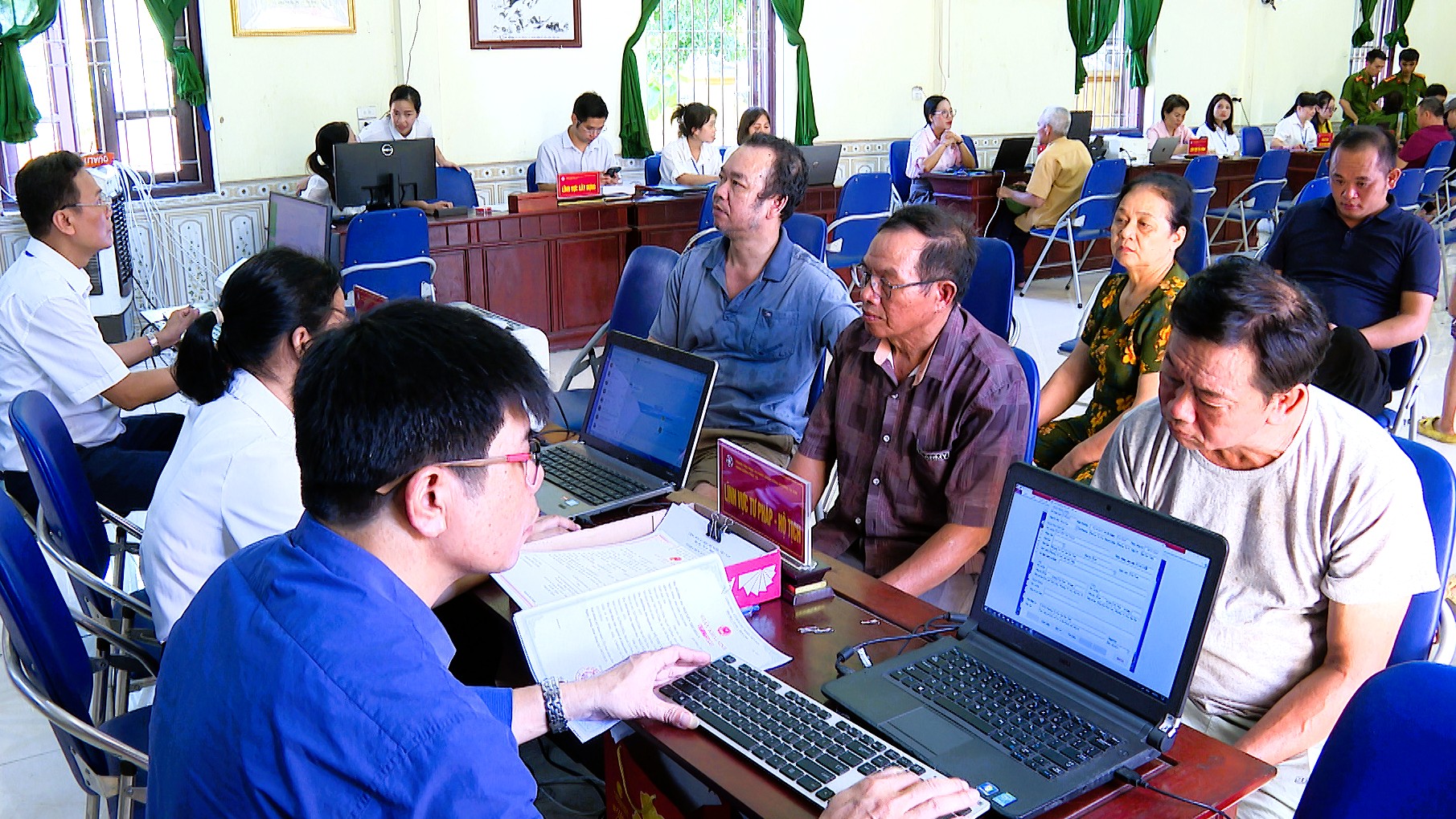 Đưa dịch vụ công trực tuyến đến với người dân